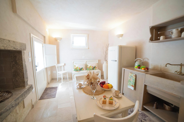 Dining 3, Trullo Meraviglia With Garden And Pool, Lecce