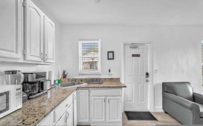 Room 4, Beach Escape Corner Apartment, Broward
