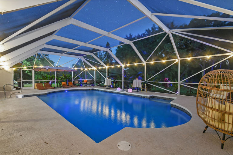 Room 4, Whats So Addictive About This Green House?, Palm Beach