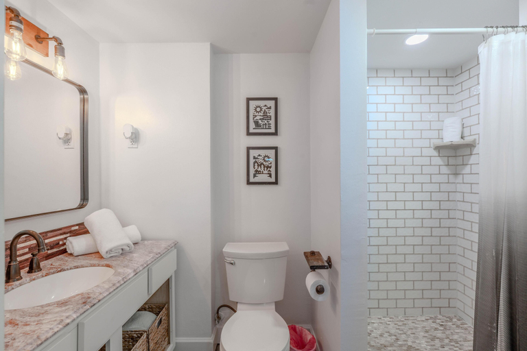 Bathroom 4, The Lazy Place, Lee