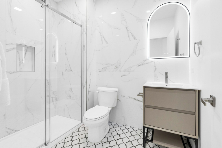 Bathroom 5, Le Mystral, Montréal