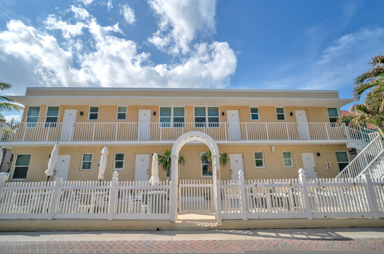 Room 1, Beach Escape Corner Apartment, Broward