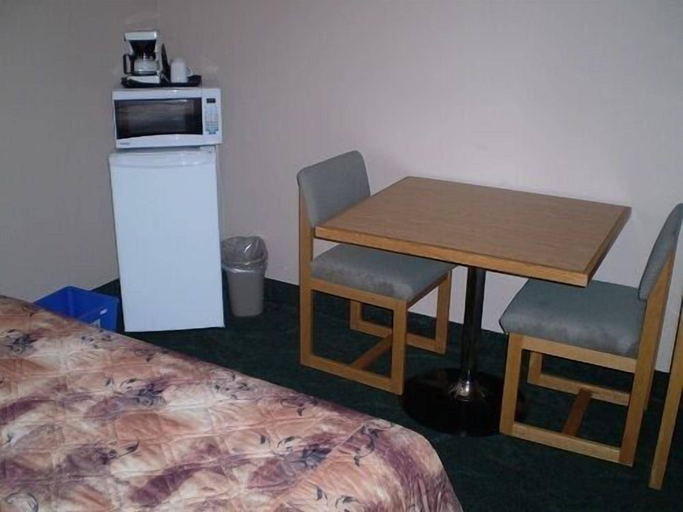 Bedroom 5, Keystone Motor Inn, a Travelodge by Wyndham, Division No. 7