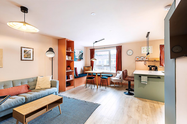 Others 5, Bright 2-bed Home Near Putney Riverside, London