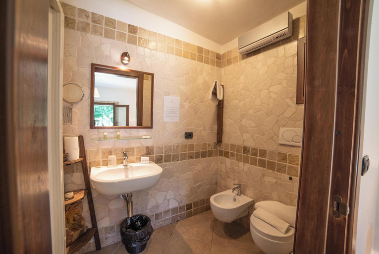 Bathroom 4, Masseria Illo Tempore, Lecce