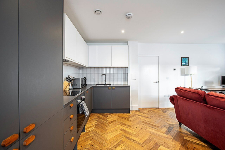 Others 4, Chic Crystal Palace Flat with Balcony & Workspace, London