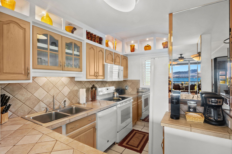 Private kitchen 4, Menehune Shores 606 - Direct Ocean Front, Dramatic Ocean Views, Wi-fi, Split AC!, Maui
