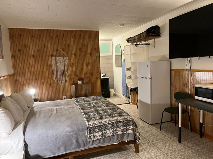 Bedroom 3, High Point Motel, Sussex