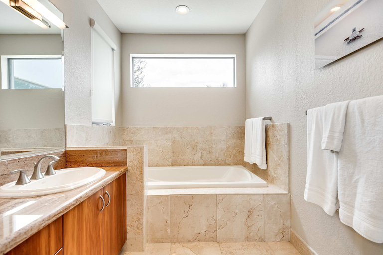 Room 4, NEW 3-story Townhome With Pool Room Expansive Balcony Seconds Away From Las Olas, Broward