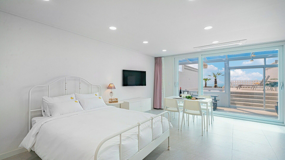 Bedroom 1, Uni’s Ocean Pool Villa, Pohang