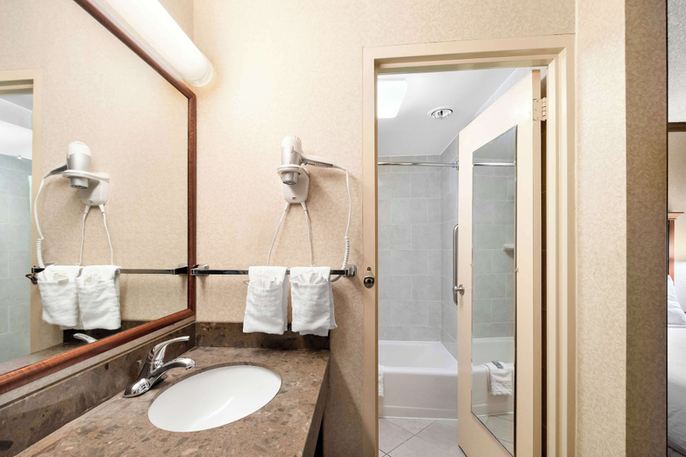Bathroom 4, Best Western Fairfax, Fairfax City