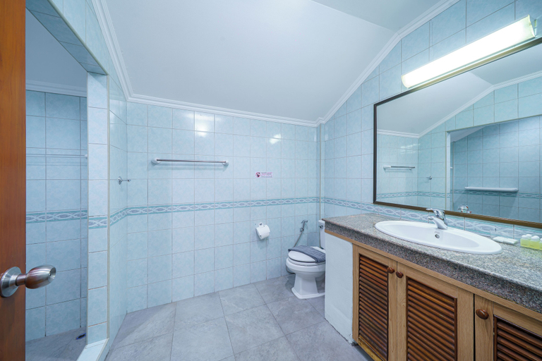 Bathroom 3, Cozy gray garden, Pattaya