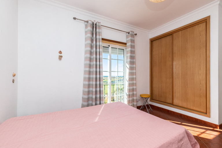 Room 4, Beach Front View Armacao de Pera Flat, Silves