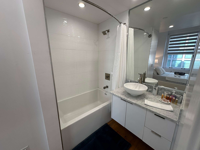 Room 4, Stylish XL 2br/2ba At HWH by Oneluxstay, Los Angeles