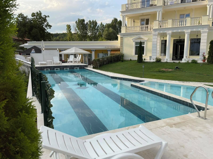 Outdoor pool, Aleksion Palace, Garmen