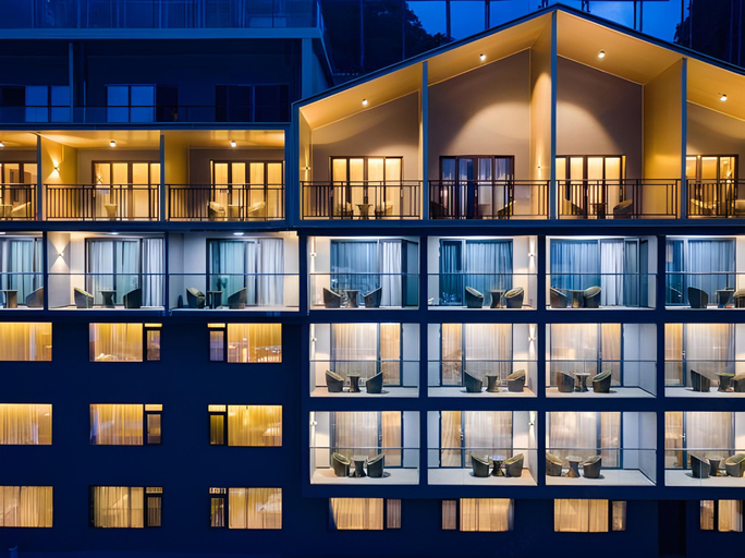 Exterior & Views