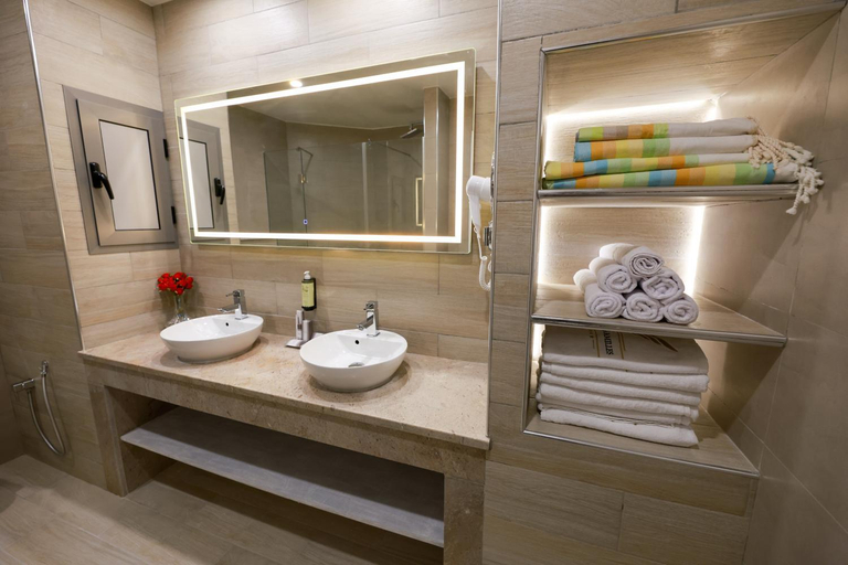 Bathroom 5, Suites hôtel les charmilles & spa , La Marsa