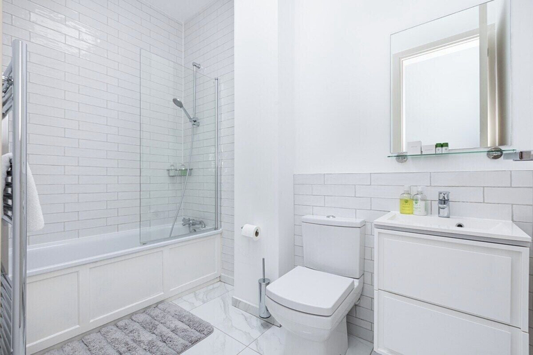 Bathroom 2, Stylish Three-bed Flat in Marylebone, London