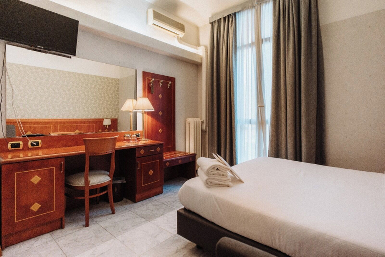 Bedroom 3, Hotel Chelsea, Torino