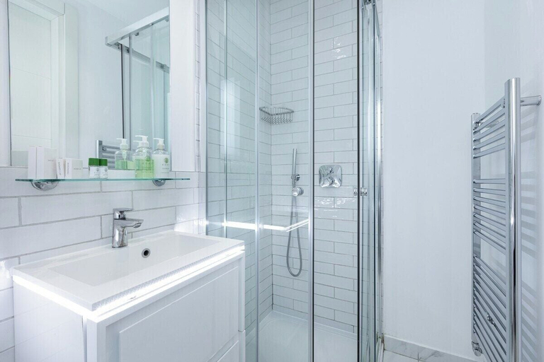 Bathroom 3, Elegant Three-bed Marylebone Flat Near Oxford Circus!, London