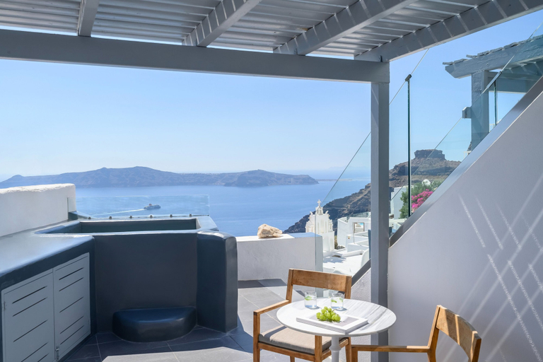Room 3, Hommage Suites With Caldera View & Hot tub, South Aegean