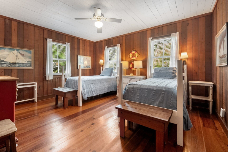 Room 5, Eclectic Creek Front Retreat 8 Bedroom Home by Peace Vacations, Georgetown