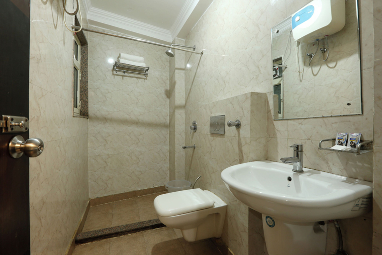 Bathroom 4, Majestic Park B & B, Delhi