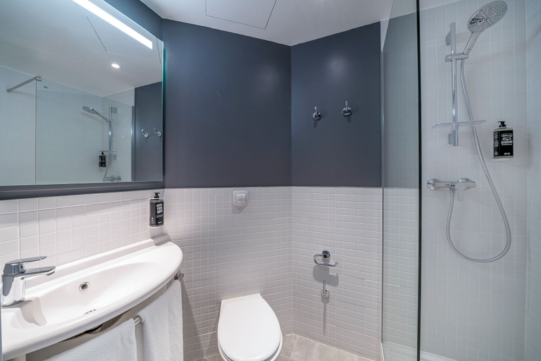 Bathroom 5, ibis budget Aeropuerto Barcelona Viladecans, Barcelona