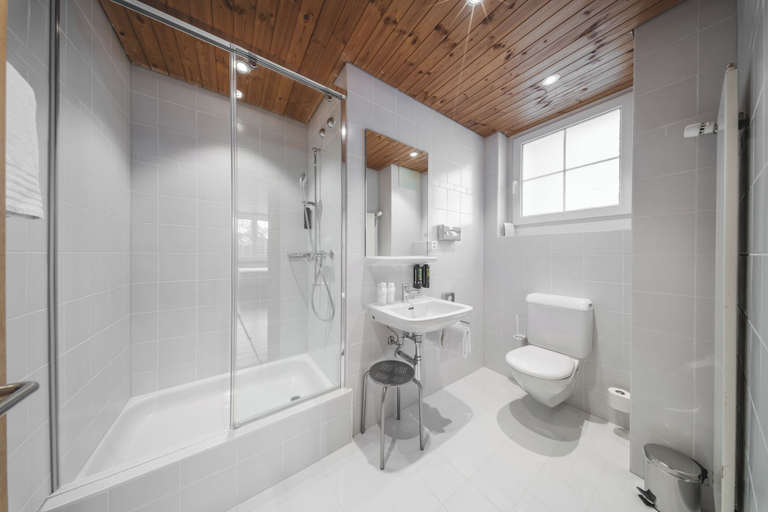 Bathroom 3, Hotel Quellenhof - Self Check-in & Adults Only, Plessur