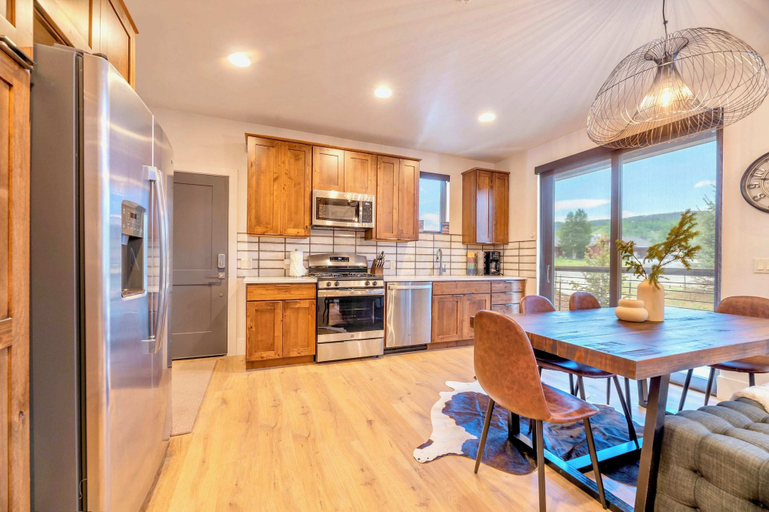 Interior 5, Upstay Lake Dillon Basecamp & Mountain Trails, Summit