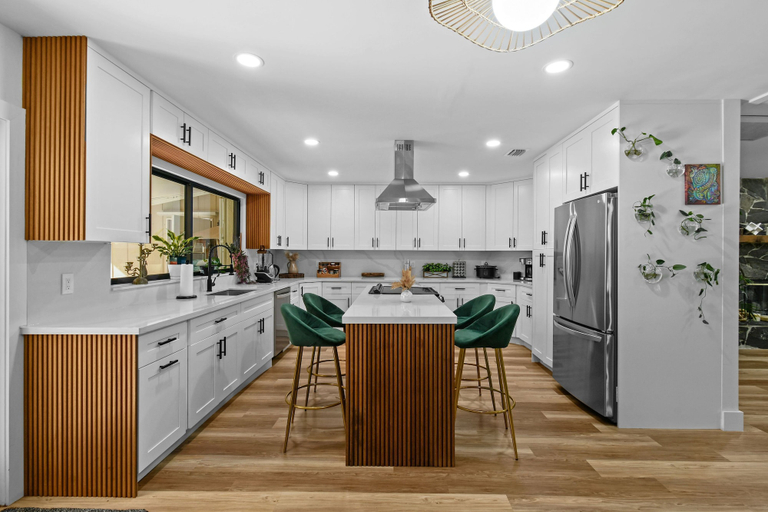 Room 5, Whats So Addictive About This Green House?, Palm Beach