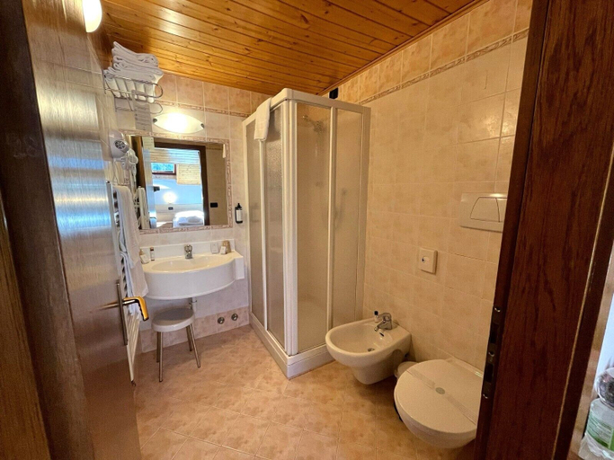 Bathroom 5, Phi Hotel Bellamonte, Trento