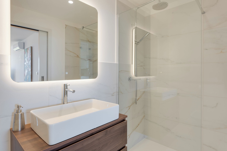 Bathroom 5, Isabel Place, Câmara de Lobos