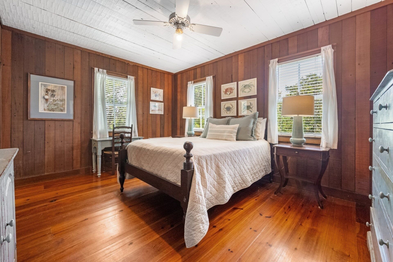 Room 4, Eclectic Creek Front Retreat 8 Bedroom Home by Peace Vacations, Georgetown