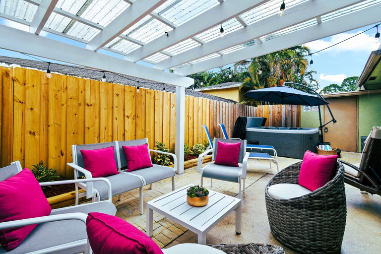 Room 4, Luxury Sleeps 12 Kings Pool 2 Hot Tubs, Palm Beach