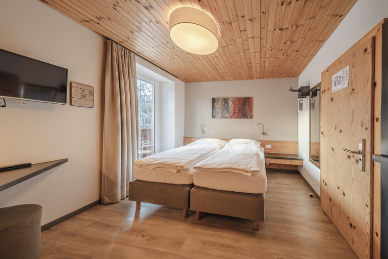 Bedroom 2, Hotel Quellenhof - Self Check-in & Adults Only, Plessur
