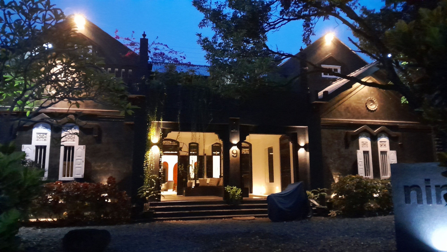 Exterior & Views