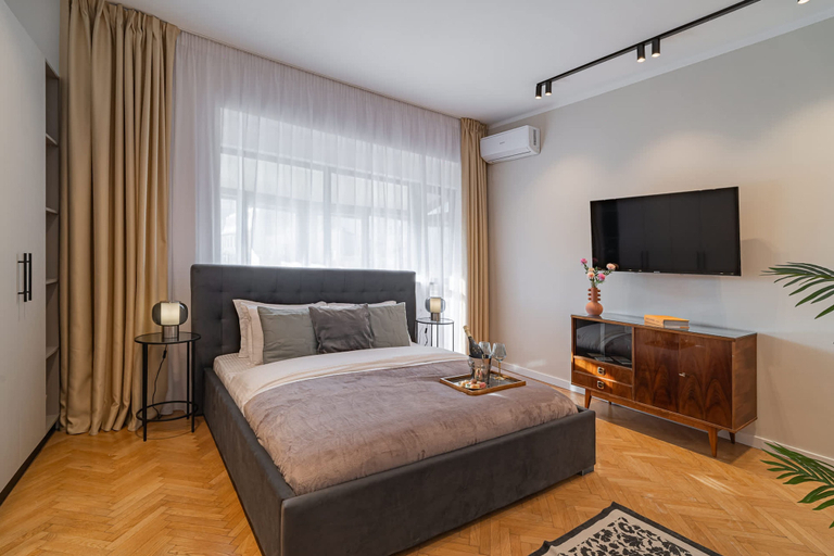 Room 5, Vibrant & Spacious 3BR Condos on Amzei Square, Municipiul Bucuresti