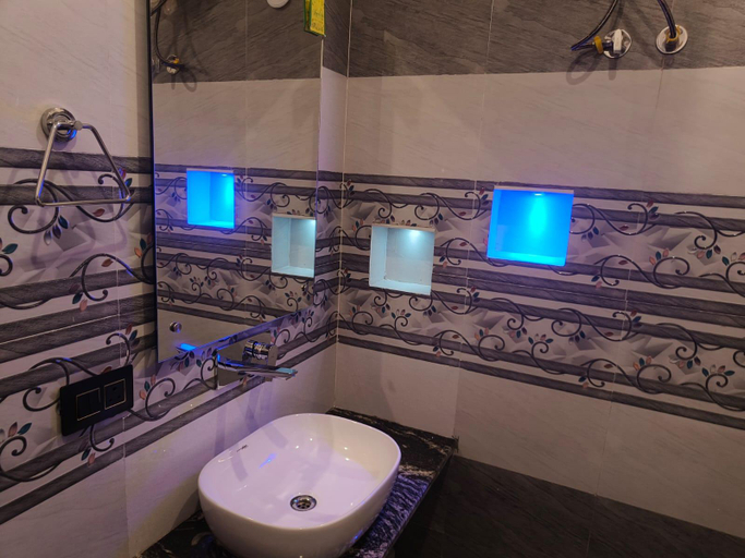Bathroom 2, Golden Himalaya Homestay, Bageshwar
