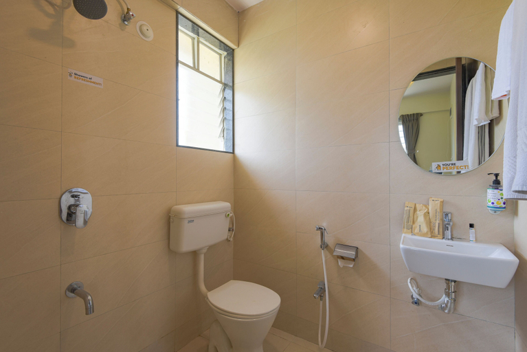 Bathroom 3, Itsy Hotels Metro, Pune
