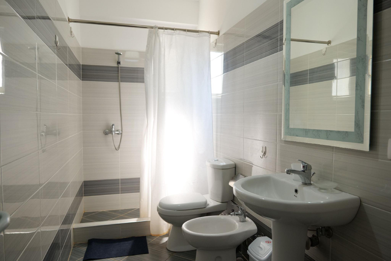 Bathroom 3, Hotel Bella Vista, Sarandës