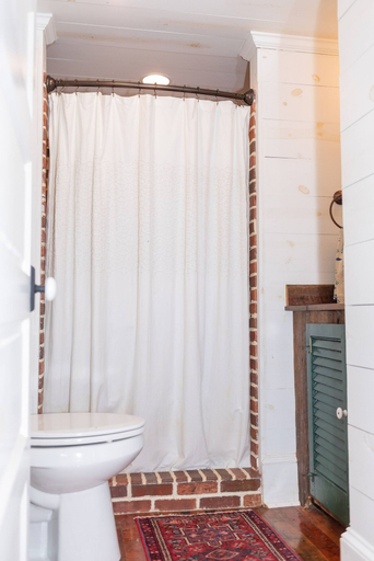 Room 2, Classic Lakeside Cottage Masters Rental, McCormick