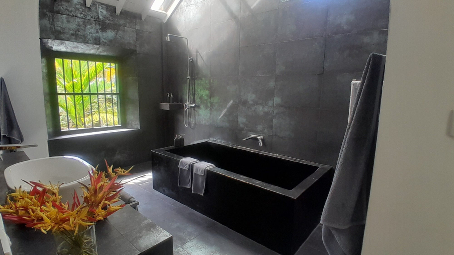 Bathroom 2, 9Provinces Estate, Akmeemana