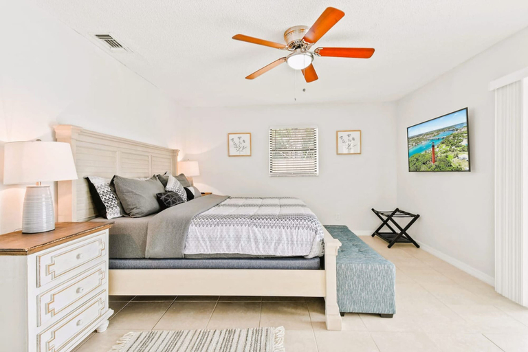 Room 3, Luxury Sleeps 12 Kings Pool 2 Hot Tubs, Palm Beach