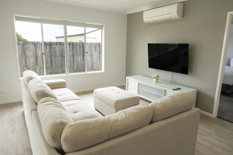 Separate living room 4, Spacious 4-Bed House in Leafy Plainland, Laidley