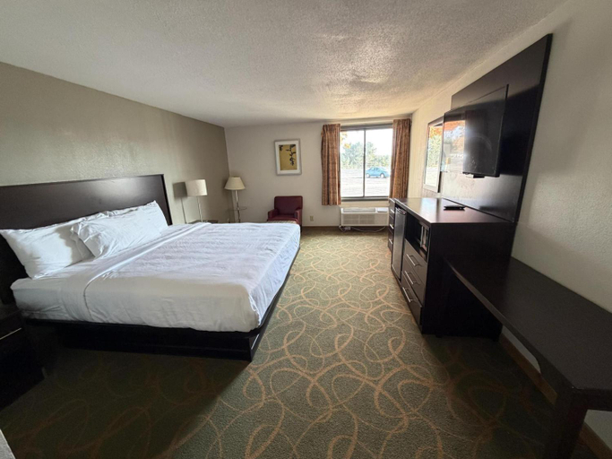 Bedroom 2, Ramada by Wyndham Stevens Point, Portage