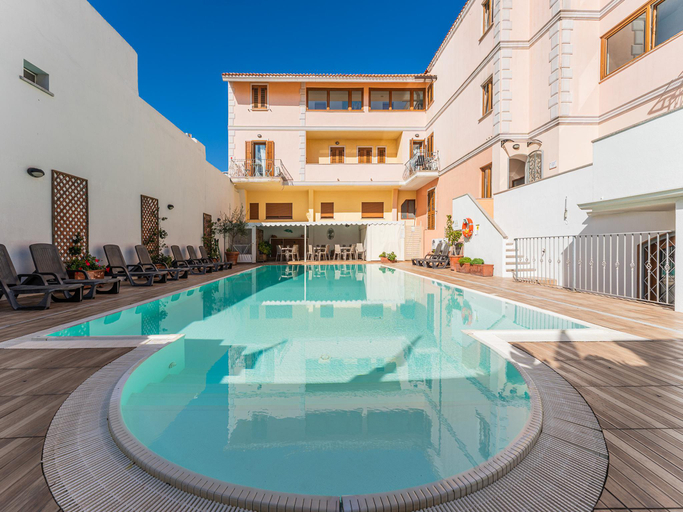 Swimming pool 4, Bright 3 Guest Apartment With Pool, Olbia-Tempio