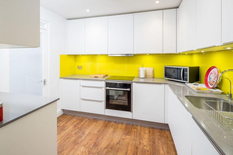 Others 5, Stunning flat with garden in West London, London