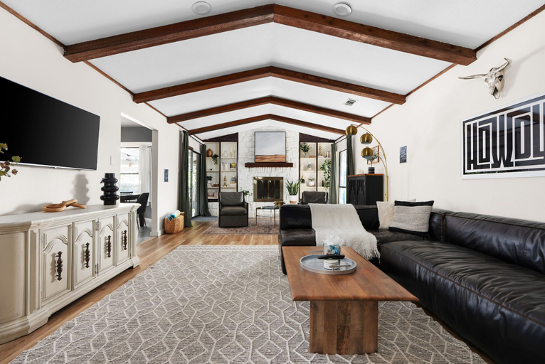 Living area 4, Chic Escape Pool Hot Tub Gym Playroom, Williamson