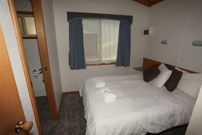 Bedroom 5, Crestview Tourist Park, Queanbeyan